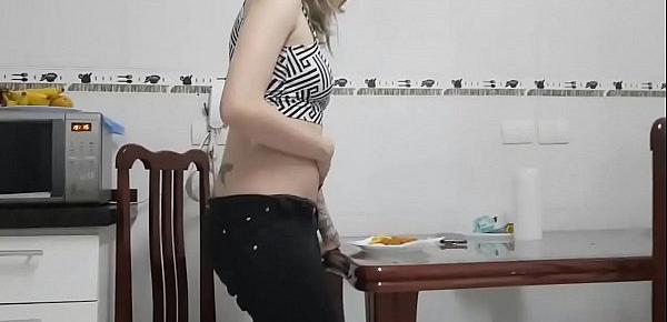  Menina com dor de barriga peidando fedido - Cum Tribute Brazil